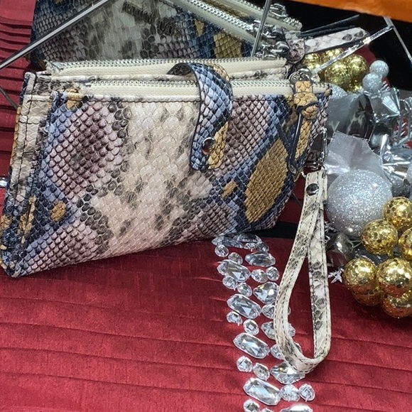 Steve Madden printed wallet - Picture 3 of 12